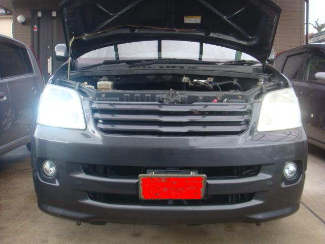 みんカラより トヨタ ノア ＮＯＡＨ 日産 モコ ＭＯＣＯ デイズルークス 日記 ＤＩＹ : ＡＺＲ６０ ノア ヴォクシー 純正ＨＩＤ hid  キセノン ディスチャージヘッドランプ バーナー ８０００Ｋ バルブ交換方法